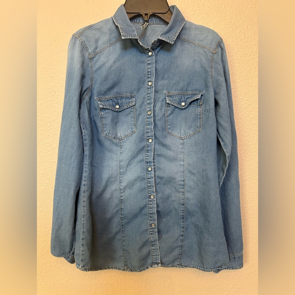 STRADIVARIUS DENIM SHIRT PEARL SNAP WOMENS BLUE BUTTON UP LONG SLEEVE SMALL